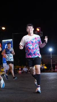 BIB: 240
                            <button type="button" onclick="openModal(23072476)" class="btn btn-primary btn-sm float-right btn-popup" data-toggle="modal" data-target=".modal-high-quality">
                        <i class="fas fa-shopping-cart"></i> Add to Cart
                    </button>
                                            <button type="button" onclick="isThisMe(23072476, true)" class="btn btn-success btn-sm float-right btn-popup btn-isme hidden" data-toggle="tooltip" data-placement="bottom" title="นี่คือรูปของคุณใช่ไหม คลิกที่นี่เพื่อเอาเข้าอัลบั้ม">
                        <i class="fas fa-plus"></i> Add to album
                    </button>
                    <button type="button" onclick="isThisMe(23072476, false)" class="btn btn-warning btn-sm float-right btn-popup btn-isnotme hidden">
                        <i class="fas fa-ban"></i> Remove from album
                    </button>